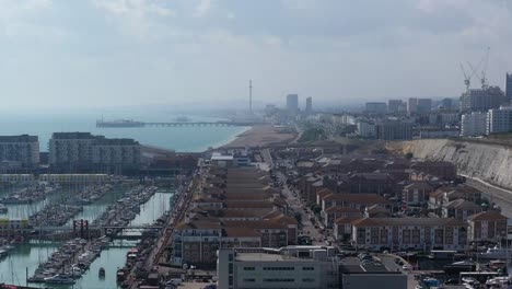 Aufsteigender-Schuss-über-Apartments---Brighton-Marina,-Um-Brighton-Beach,-Pier-Und-Die-Attraktion-I360-Zu-Enthüllen