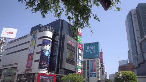 Berühmte-Shibuya-kreuzung-In-Tokio-Wird-Mit-Fußgängern-Lebendig,-Japan