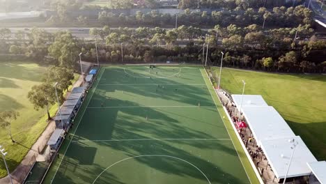 Sube-En-Espiral-De-Derecha-A-Izquierda-Imágenes-De-Drones-Sobre-El-Partido-De-Hockey-Sobre-Césped-De-La-Premier-League-Masculina-En-Elgar-Park