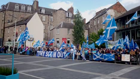 Zeitraffer-Schottische-Demonstranten-Und-Ihre-Fahnen-Vor-Der-Konzerthalle-Von-Perth,-Wo-Die-Tory-Leadership-Hustings-Stattfinden