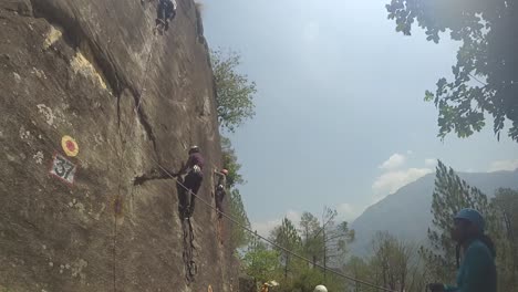 Rock-Craft-Von-Einem-Auszubildenden-Des-Mountaineering-Institute-Im-Himalaya,-Uttarakhand,-Indien