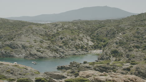 Schöne-Aussicht-Auf-Menschen,-Die-Am-Strand-In-Der-Nähe-Des-Leuchtturms-In-Cap-De-Creus-In-Spanien-Entspannen-Und-Spielen