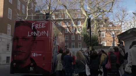 Blick-Auf-Den-Roten-Offenen-Bus-Für-Lawrence-Fox,-Der-Seine-Londoner-Bürgermeisterkampagne-In-Westminster-Startet