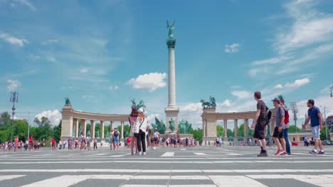 Budapest,-Plaza-De-Los-Héroes-Ubicada-Al-Final-De-La-Avenida-Andrássy-Y-Al-Lado-Del-Parque-De-La-Ciudad,-Continuar-Plano-3