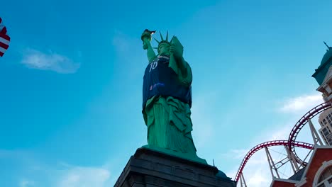 Gimbal-shot-of-Statue-of-Liberty-outside-New-York-New-York-Hotel-and-Casino-in-Las-Vegas,-Nevada,-USA