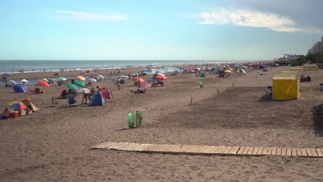 Menschen,-Die-Den-Zentralen-Strand-In-Gruppen-Mit-Sozialer-Distanzierung-In-Monte-Hermoso-Genießen