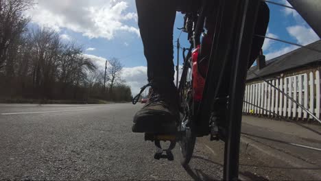 Pov-Mit-Niedrigem-Winkel,-Der-Zurückblickt,-Wenn-Das-Fahrrad-Vom-Auto-überholt-Wird