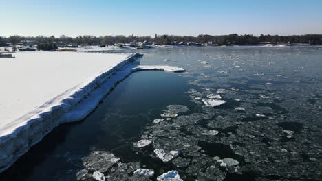 Drohnenaufnahmen-Entlang-Eines-Eisbedeckten-Piers-Am-Lake-Huron-In-Michigan