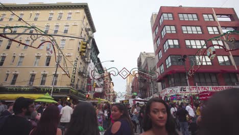 Nyc:-Pequeño-Mercado-Callejero-De-Italia-En-Una-Intersección,-En-Medio-De-Una-Multitud-Rodeada-De-Puestos-De-Comida-Y-Juegos---Avance-De-Cardán---Ciudad-De-Nueva-York,-Ee.uu.