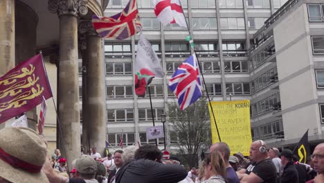 Partidarios-De-Tommy-Robinson-Ondean-Banderas-Fuera-Del-Estudio-De-La-BBC-En-Londres