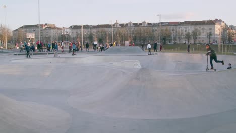 Kinder-Mit-50-Fps-Machen-Tricks-Und-Skaten-In-Einem-Skatepark-In-Vilnius