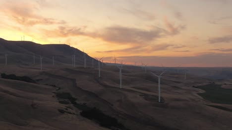 Luftlandschaftsansicht-Von-Windkraftanlagen-Auf-Einem-Windigen-Hügel-Während-Eines-Farbenfrohen-Sonnenaufgangs