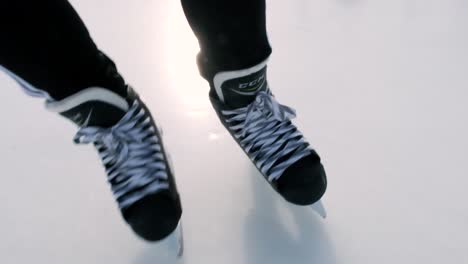 Primer-Plano-De-Patines-De-Hockey-En-Movimiento-Sobre-Hielo-Girando