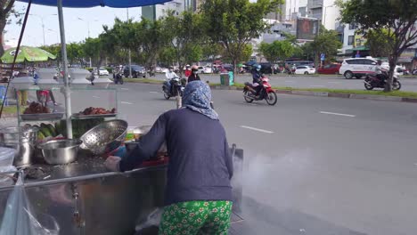 Vietnamese-Street-food-vendor-preparing-food-for-people-on-their-way-to-work