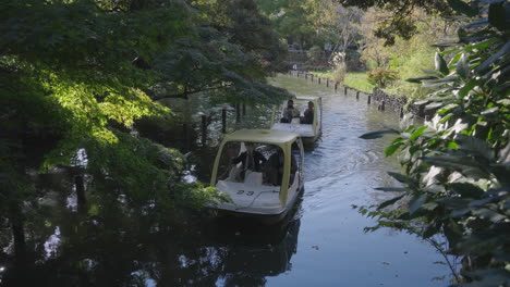 Gente-Disfrutando-De-Paseos-En-Bote-De-Pedales-Mientras-Hace-Turismo-En-El-Tranquilo-Lago-Del-Parque-Senzokuike-En-Tokio,-Japón