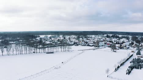 Antena-Sobre-Campo-Cubierto-De-Nieve-Al-Molino-De-Viento-Holandés