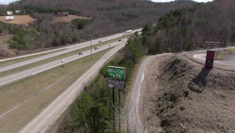 Imágenes-Aéreas-De-Drones-Del-Albergue-Abandonado-Con-Vista-A-La-Montaña-Y-El-Letrero-De-La-Piscina-Cubierta-En-Corbin,-Kentucky