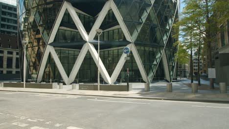 Cámara-Lenta-Cinematográfica-Del-Patio-Del-Rascacielos-30-St-Mary-Axe-Y-Las-Calles-De-Londres-Bajo-El-Sol-Del-Verano