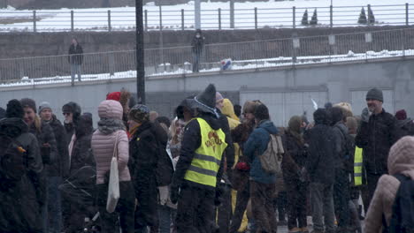 Una-Reunión-De-Personas-En-Las-Calles-De-Helsinki,-Algunas-En-Alta-Visibilidad,-Día-Frío-Y-Nevado