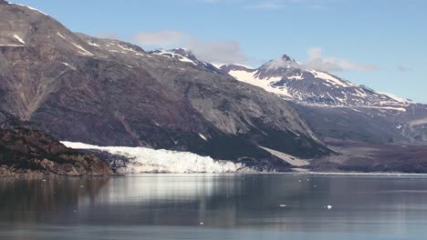 Vista-De-La-Montaña-Cubierta-De-Nieve-Y-El-Glaciar-Margerie-Desde-La-Entrada-De-Alquitrán-En-Un-Día-Soleado