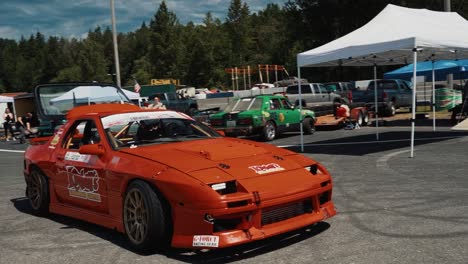 Modifizierter-Roter-Mazda-Rx7-Fc-Von-1988-Fährt-In-Eine-Driftshow-Auf-Der-Driftcon