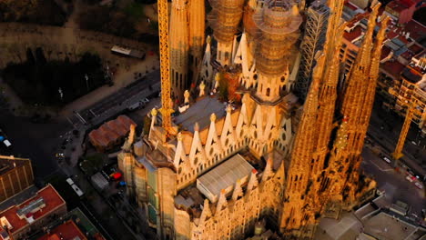 Cityscape-of-Sagrada-Familia-and-the-city-at-sunrise,-Spain