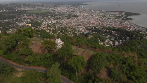 Drohnenaufnahmen-Vom-Spanischen-Hafen-Auf-Der-Karibischen-Insel-Trinidad-Und-Tobago-Aus-Einem-Hafen-In-Den-Bergen