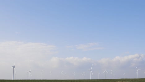 Windmühlen-Auf-Grünem-Feld-Mit-Schönem-Himmel---Weitschuss