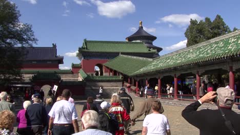 Turistas-Que-Visitan-El-Templo-Del-Cielo,-Beijing,-China