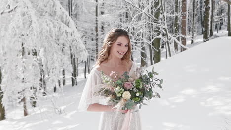 Hermosa-Novia-Blanca-Posa-Para-La-Editorial-De-La-Boda-Sola-En-El-Bosque-Nevado-De-Invierno