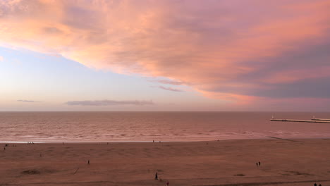 Rosafarbene-Sonnenuntergangswolkenlandschaft-über-Dem-Meer-Und-Dem-Strand,-Statischer-Blick-Auf-Die-Höhe