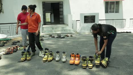 Himalayan-mountaineers---their-mountain-climbing-equipment