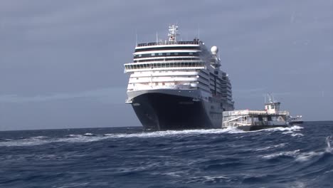 Kreuzfahrtschiff-New-Amsterdam-Ankerte-In-Der-Nähe-Von-Half-Moon-Cay-Island