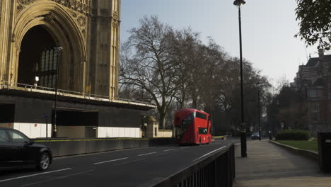 Ciclista-,-Autobús-Londinense-Y-Tráfico-Pasando-Por-La-Torre-Victoria-En-Abingdon-Street-En-Westminster