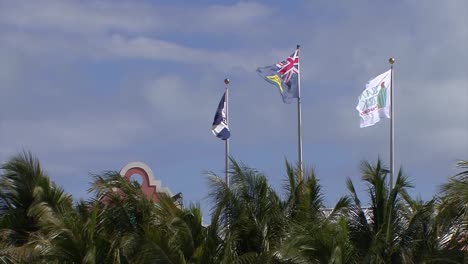 Banderas-De-La-Isla-Gran-Turca,-Línea-Holanda-América-Ondeando-En-El-Viento,-Islas-Turcas-Y-Caicos