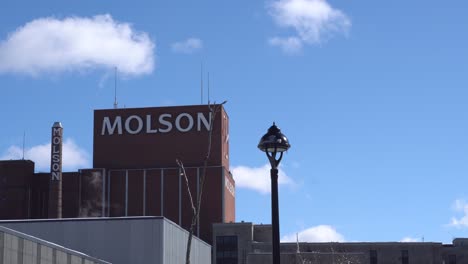 Se-Puede-Ver-Una-Parte-Importante-De-La-Cervecería-Molson-En-Montreal