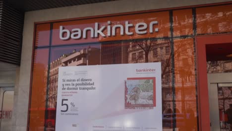 Toma-Lenta-De-Una-Oficina-De-Bankinter-En-Las-Calles-De-Una-Ciudad-Española