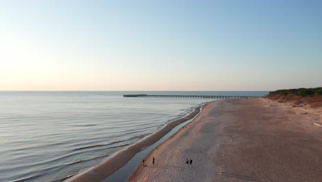 Antenne:-Palanga-Pier-Während-Der-Goldenen-Stunde-Mit-Sandstrand-Und-Strahlend-Blauem-Himmel