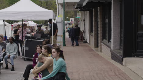 Junge-Erwachsene-Genießen-Die-Musik-Beim-Dogwood-Festival-Siloam-Springs-Arkansas