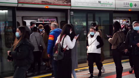Pasajeros-Enmascarados-Entrando-Y-Saliendo-Del-Tren-En-La-Estación-De-Tren-Mtr-En-Hong-Kong