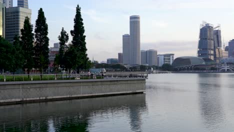 La-Gente-Trota,-Camina-A-Paso-Ligero-En-El-Promontorio,-Marina-Bay,-Singapur