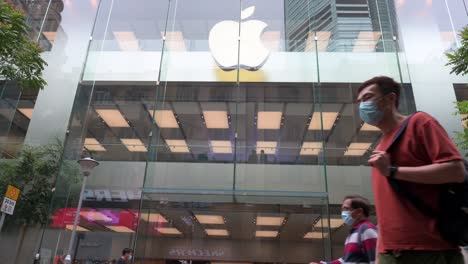 Fußgänger-Gehen-Am-Offiziellen-Store-Der-Amerikanischen-Multinationalen-Technologiemarke-Apple-Vorbei,-Das-In-Hongkong-Zu-Sehen-Ist