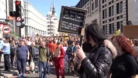 Mujer-Sostiene-Un-Cartel-En-Una-Protesta-Contra-Los-Bloqueos-En-Todo-El-Reino-Unido