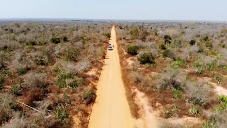 Vehicles-on-a-dirt-track-in-Madagascar