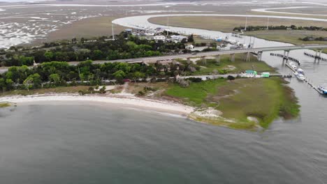 Tybee-Island-Tourismus-Lazaretto-Flussbrücke-Strand-Sumpf-Antenne-Drohne