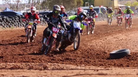 Hochauflösende-Motocross-Motorräder,-Die-In-Eine-Kurve-Rennen,-Wobei-Ein-Fahrrad-Fast-Abstürzt