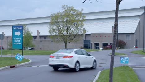 Entrada-De-La-Señal-De-Estacionamiento-De-La-Clínica-De-Vacunas-Covid-19-En-El-Campus-Universitario-Con-Conducción-De-Automóviles