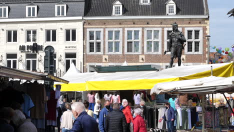 Wöchentlicher-Stadtmarkt-Und-Ambiorix-statue-Auf-Dem-Stadtplatz-In-Tongeren
