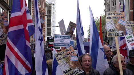 Pro-israelische-Demonstranten-Schwenken-Israelische-Und-Britische-Flaggen-Und-Anti-Hamas-Plakate-Während-Eines-Pro-israelischen-Protests-Vor-Der-Israelischen-Botschaft-In-London