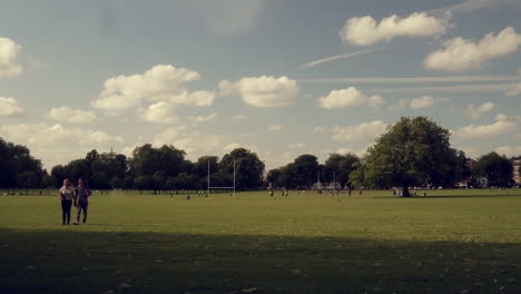 Lapso-De-Tiempo-De-Un-Ajetreado-Día-De-Verano-En-El-Parque-Peckham-En-Londres
